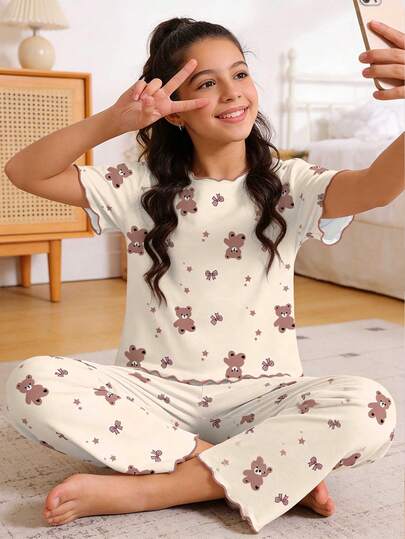 Genkimix Kids 少女两件套睡衣套装，包括一件印满小熊和蝴蝶结图案的T恤，搭配一条宽松的印花荷叶边裤，适合春夏休闲居家穿着。