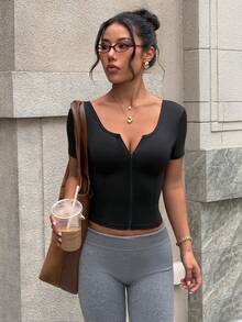 Dewbera Dewbera 女款修身黑色U領短袖露背健身上衣，夏季性感運動短版上衣，露背運動瑜伽衫，戶外運動休閒上衣 - 黑色 - 查看 4