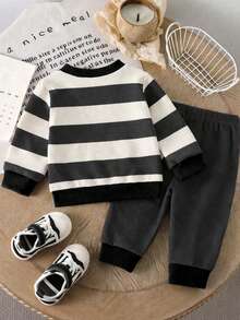SHEIN Playful Pals Bộ 2 món đồ mặc thường ngày thời trang cho bé trai, gồm áo nỉ in hình gấu kẻ sọc và quần nỉ cùng màu, thoải mái và đa năng cho mùa thu/xuân. - Nhiều màu - Xem 2