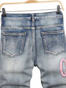 Manfinity LEGND 男士休闲夏季水洗字母刺绣破洞斜插口袋牛仔短裤 - 淺色水洗藍 - 查看 4