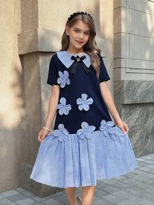 SHEIN Rochie plisată casual pentru fete preadolescente: Ținută adorabilă și ușoară, cu design în dungi și culori solide, cu aplicații florale 3D delicate, asortată cu mâneci scurte confortabile. - Albastru marin - Vizualizare 7