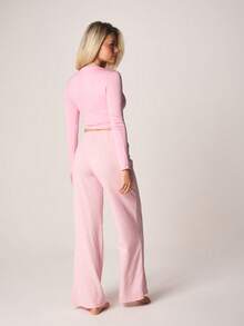 Missguided x Playboy 柔软罗纹亨利领上衣和阔腿裤睡衣套装，正面纽扣设计，松紧腰带，舒适透气，适合居家穿着。 - 粉色 - 查看 3