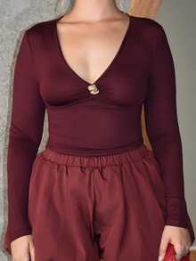 Arliah Camiseta de manga larga ajustada y elegante con escote en V profundo y decoración metálica, color ciruela, nueva llegada de otoño/invierno - Rojo violeta - View 6