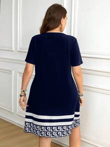 SHEIN LUNE 大码女式夏季休闲通勤度假撞色几何条纹印花短袖连衣裙 - 藏蓝色 - 查看 2