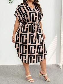 SHEIN CURVE+ 大码女式几何印花V领蝙蝠袖短袖休闲连衣裙/2026/新年 - 咖啡棕 - 查看 3