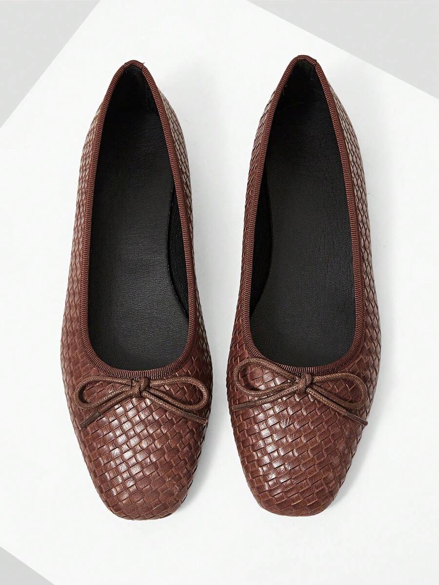 Mnmlis 女士棕色编织蝴蝶结装饰方头平底套脚鞋，棕色PU编织材质，法式捏嘴芭蕾舞鞋 - 棕色 - 查看 1