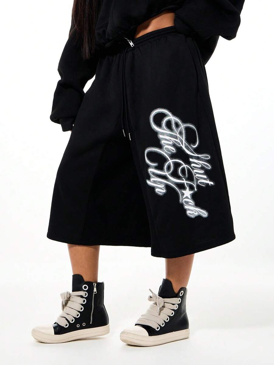 SUMWON WOMEN 黑色阔腿运动裤，饰有字母印花，抽绳腰带，七分裤长，休闲居家服，舒适宽松版型，日常街头风 - 黑色 - 查看 1