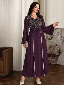Al Najma 女款紫色花卉刺繡V領長袖優雅阿拉伯風保守A字腰帶式秋季長洋裝，適合晚宴派對 - 酒紅色 - 查看 5