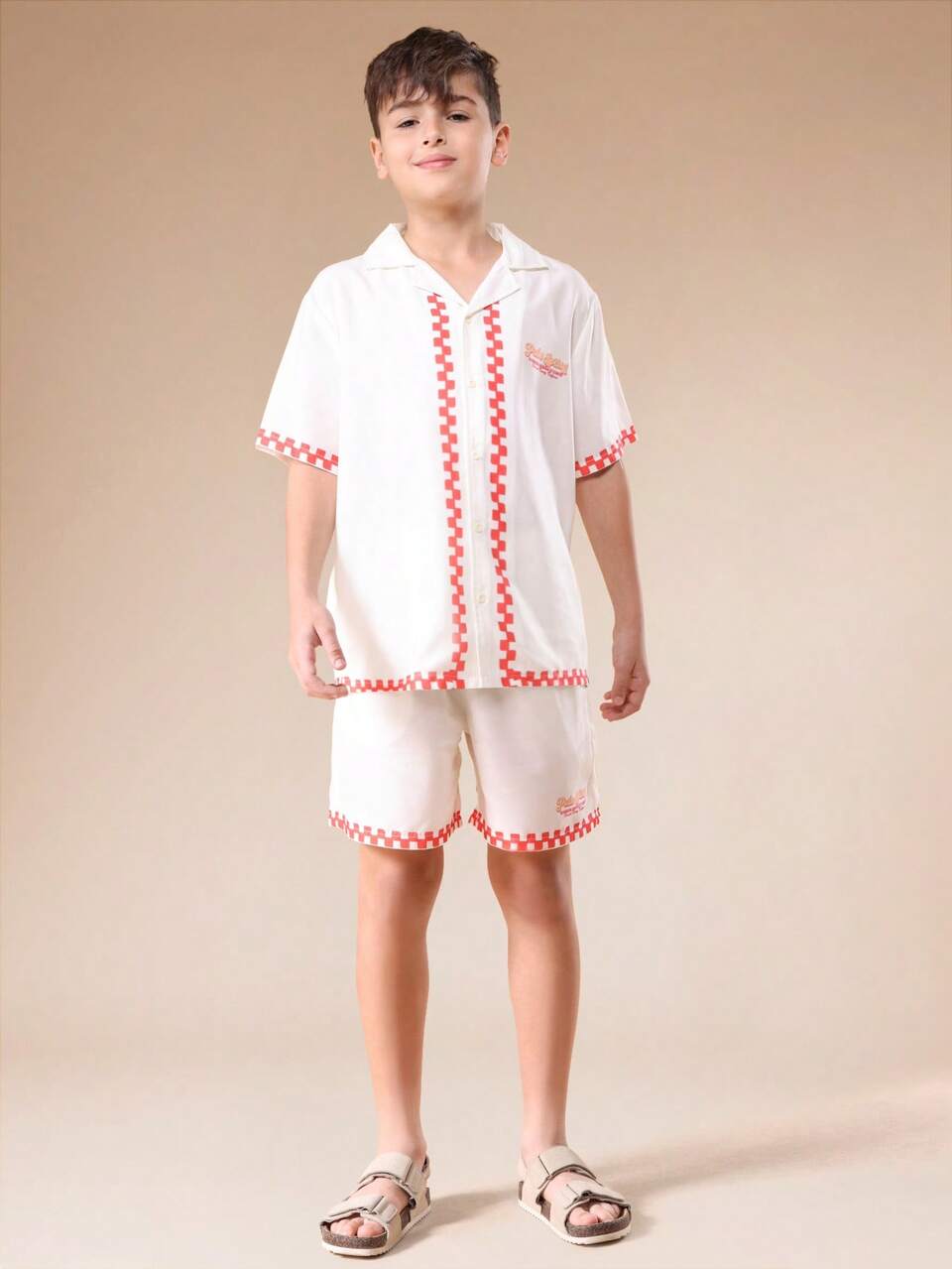 Conjunto de camisa e shorts com estampa Palm Springs e detalhes em xadrez.