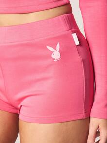 Missguided x Playboy Bộ đồ ngủ gồm áo croptop cổ tim và quần short cùng màu in hình logo thỏ, thích hợp cho giấc ngủ thoải mái tại nhà. - Hồng - Xem 2