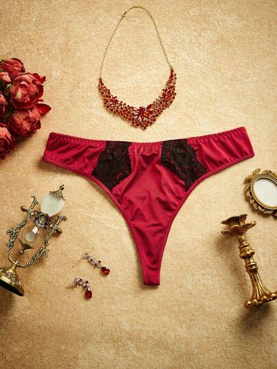 大码内衣，柔软亲肤面料，黑色蕾丝边饰，适合音乐节、度假、派对、复古魅力风格等场合。