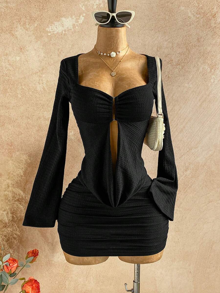 Soleia 女士纯色心形领口喇叭袖露背褶皱性感修身迷你连衣裙 - 黑色 - 查看 1