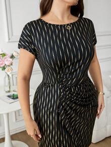 SHEIN Clasi Đầm nữ cỡ lớn, đầm tay ngắn thanh lịch, đầm mini chất liệu vải ánh kim, đầm xếp ly phía trước, đầm công sở và đi làm, đầm xuân/hè. - Nhiều màu - Xem 3