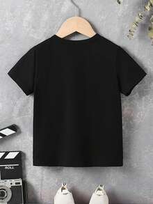 SHEIN Streecool Kids 情人节男孩休闲时尚创意个性精致简约挖掘机图案心形经典标语印花休闲基础款舒适短袖T恤，充满情人节氛围，适合男孩在情人节穿着，波兰风格户外上衣。 - 黑色 - 查看 2