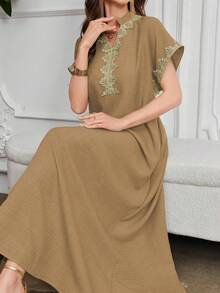 Al Najma Đầm thanh lịch cổ đứng thêu hoa, tay raglan, cổ bẻ - màu nâu - Xem 3