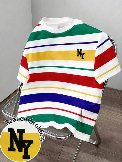 Manfinity Camiseta de hombre, camiseta de hombre a rayas de colores, camiseta de manga corta con estampado digital retro de moda, bordado con patrón de letras, camiseta de manga corta casual y versátil para jóvenes, nueva colección primavera/verano 2026, un regalo para el novio, regalo de vacaciones.