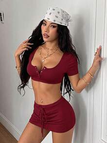 Coolane 女士夏季锐舞派对装扮外出街头复古Y2K辣妹日常穿搭纽扣修身露脐灰色T恤搭配低腰迷你裙和内衣两件套 - 酒紅色 - 查看 5