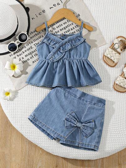 女婴牛仔套装，新品上市。可爱俏皮的两件套：纯色无袖吊带背心和蝴蝶装饰牛仔短裤，适合日常穿着和度假。