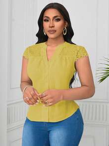 SHEIN Clasi Blusa de tela texturizada con cuello en V y encaje en contraste para tallas grandes - Amarillo - Ver 1