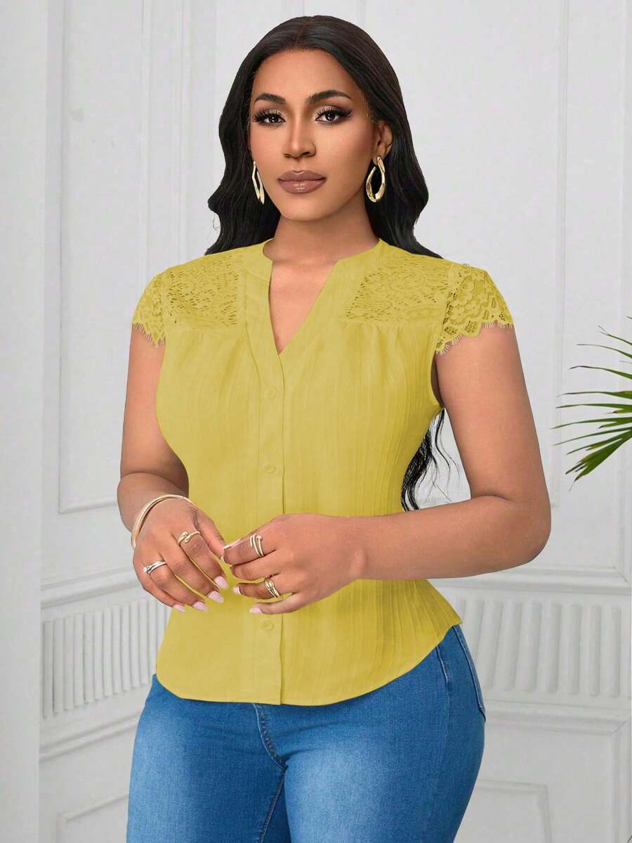 SHEIN Clasi Blusa de tela texturizada con cuello en V y encaje en contraste para tallas grandes - Amarillo - Ver 1