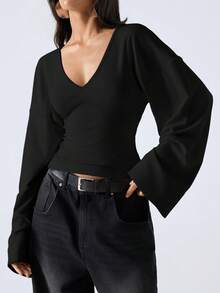 SHEIN EZwear 大码女式休闲纯色喇叭袖T恤，适合通勤、圣诞节、新年、感恩节、毕业典礼等场合，优雅时尚，舒适休闲，深V领，无花果色，户外休闲T恤 - 黑色 - 查看 9
