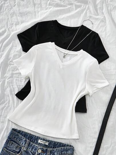 Camiseta de manga corta de corte ajustado con cuello en V, estilo coreano, en colores negro y blanco que combinan con todo, suave y amigable con la piel, con un drapeado cómodo, se puede usar sola para un look minimalista o en capas debajo de chaquetas, una prenda versátil y básica para el verano