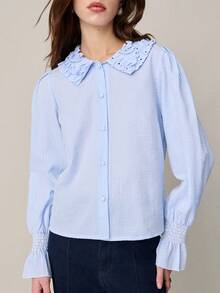 Nöista 常规款蓝色衬衫，领口饰有荷叶边，袖口采用褶皱缝线细节，前襟纽扣带设计。优雅女士服装，春夏服饰，优雅女士衬衫。 - 淺藍色 - 查看 3