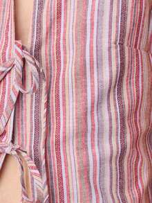 Nöista 粉色和紫色条纹上衣和裤子套装，前部用两条系带系紧，裤子有宽腰带，饰有水平条纹。 - 彩色 - 查看 10