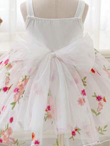 Glamorique Kids 可爱女宝宝白色网纱无袖花卉刺绣舞会礼服，适合派对和生日穿着。这款白色网纱无袖舞会礼服饰有色彩缤纷的花卉图案，适合女宝宝参加派对、担任花童等场合。26款春夏时尚单品，柔软舒适，适合节日、舞会、优雅派对、生日派对、婚礼等各种场合，也可作为女宝宝公主裙穿着。适合在派对或特殊场合拍摄艺术照。 - 白色 - 查看 5