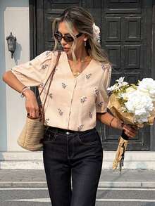 Pariaura Damen neue französisch-chic Creme V-Ausschnitt Bluse für den Sommer - Puffärmel, Stoff mit vertikaler Textur mit marineblau bestickten Blumen, zeitlos elegant für Büro und Date-Outfits - Aprikosenfarben - Übersicht 1