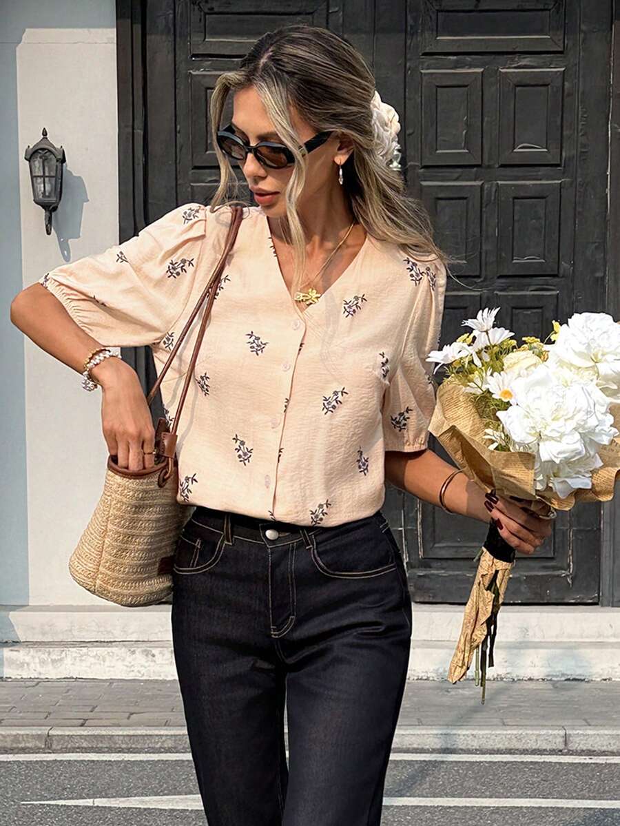Pariaura Damen neue französisch-chic Creme V-Ausschnitt Bluse für den Sommer - Puffärmel, Stoff mit vertikaler Textur mit marineblau bestickten Blumen, zeitlos elegant für Büro und Date-Outfits - Aprikosenfarben - Übersicht 1