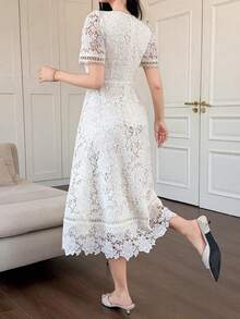 DAZY 优雅浪漫V领收腰重工蕾丝中长连衣裙，修身显瘦，短袖设计，适合婚礼宾客穿着，夏季吊带裙 - 米色 - 查看 2