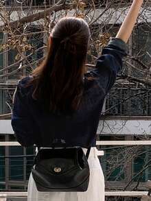 Livesso 女士休闲牛仔衬衫，翻领，大口袋 - 深色水洗藍 - 查看 2