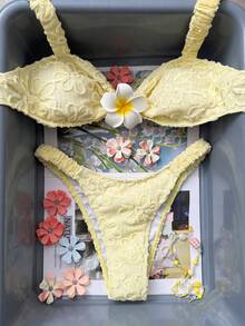 Swim Mod 夏季新款纹理芙蓉花镂空高领加垫沙滩浪漫度假女士比基尼泳衣套装 - 鵝黃色 - 查看 5