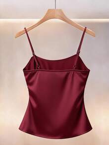 Franclia 2026春夏新款，法式浪漫成熟风缎面面料，打造奢华柔软质感，珍珠肩带和蝴蝶结装饰增添优雅细节，整体设计精致性感。无袖露脐上衣，肩带饰以珍珠，右肩饰有蝴蝶结，简约廓形，细节丰富，女士红色上衣，珍珠点缀上衣 - 紅色 - 查看 2