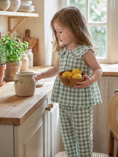 SHEIN Vintaside Kids 女婴两件套，可爱时尚的浅绿色格子无袖上衣和裤子，学院风春夏装