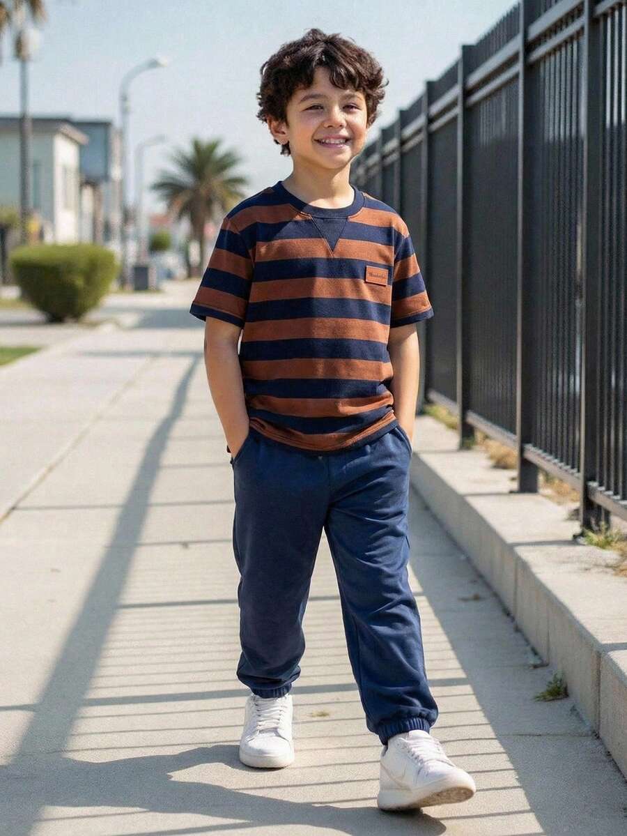 SHEIN Vacaura 2件套青少年男童休闲简约黑白条纹T恤（带皮质标签）和黑色长裤，适合春、夏、秋季日常穿着和外出。 - 卡其色 - 查看 1