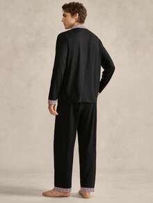 EverLounge 男士睡衣套装，黑色翻领开襟上衣，领口、袖口和口袋处饰有粉白条纹。黑色长裤的腰带和裤脚也采用条纹设计，撞色点缀，打造简约精致的造型。男士纽扣睡衣套装，黑色睡衣套装，男士睡衣，男士睡衣套装 - 彩色 - 查看 2