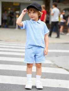 两件套男童纹理面料Polo衫和裤子套装。撞色滚边Polo领增添层次感，做工精良，简约时尚的新设计展现男孩个性，适合日常休闲和上学穿着，适合4-7岁儿童夏季度假、旅行、休闲、日光浴等场合。 - 藍色 - 查看 8