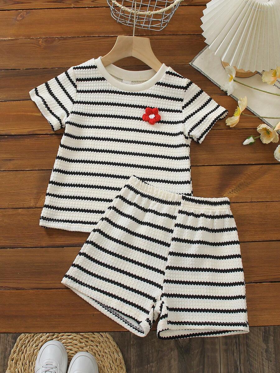 SHEIN Genkimix Kids Bộ 2 món cho bé gái, áo thun cổ tròn tay ngắn kẻ sọc và quần short cùng màu, điểm nhấn là họa tiết hoa đỏ, chất liệu vải dệt kim đa năng, phù hợp cho mặc hàng ngày, các hoạt động gia đình, dã ngoại mùa xuân/hè, công viên, đi học. - Đen và trắng - Xem 1
