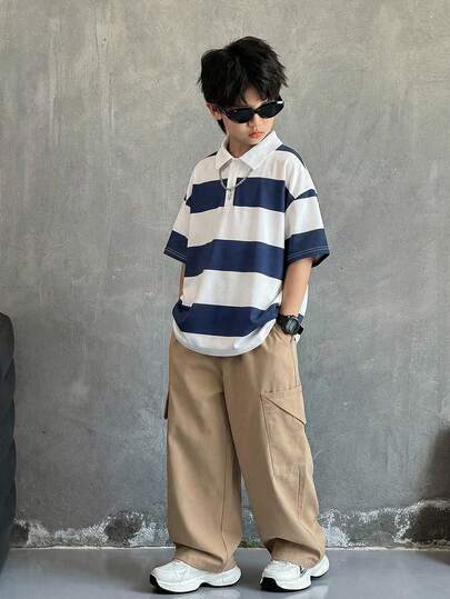 SHEIN 2件套，买一送一，男童休闲韩版宽松蓝白条纹T恤Polo衫和工装裤套装，适合通勤、上学、度假、运动、郊游、家庭聚会、春夏穿着。