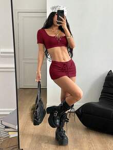 Coolane 女士夏季锐舞派对装扮外出街头复古Y2K辣妹日常穿搭纽扣修身露脐灰色T恤搭配低腰迷你裙和内衣两件套 - 酒紅色 - 查看 2