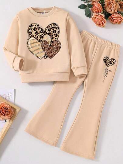 Conjunto de sudadera con cuello redondo con estampado de corazón y pantalones acampanados para niñas jóvenes