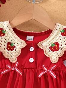 SHEIN Playful Pals 春夏女童红色无袖连衣裙，领口饰有花朵滚边，点缀3D草莓刺绣和格子蝴蝶结，甜美可爱风格，适合外出、日常穿着和派对。 - 紅色 - 查看 7