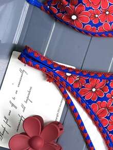 Swim Mod Conjunto de Maiô Bikini com Contraste de Borda Azul e Flor Vermelha para Praia, Primavera/Verão 2022, Novos Trajes de Banho Femininos 2026, Adequado para Escola, Férias, Encontros, Chá da Tarde, Estilo Ocidental, Cruzeiro, Praia, Ilha, Viagem de Carro, Todas as Estações, Festival de Música, Férias Boho, Férias Boêmias, Outono Tranquilo, Boho Ocidental, Tops Elegantes para Mulheres, Trajes de Banho Femininos 2 Peças, Biquínis Y2k Primavera Verão, Estampa Floral Maiô Bikini, Maiô Feminino de Cobertura Total, Looks de Praia Femininos, Conjuntos de Maiô Bikini Femininos - Multicolorido - Visão 5