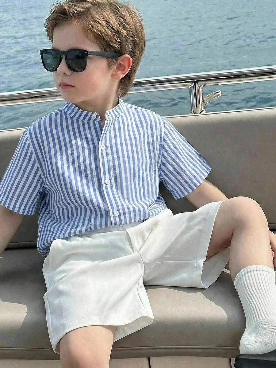 SHEIN مجموعة قميص وشورت مريحة وعملية للأولاد الصغار بياقة ماندرين مخططة، قصيرة الأكمام، مناسبة للمدرسة والحفلات والربيع/الصيف، قطعتان - ازرق وابيض - مشاهدة 1