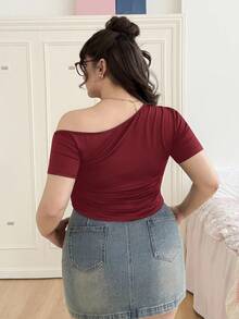 CovetEZ 大码女式夏季休闲通勤简约纯色不对称领修身T恤 - 紅色 - 查看 2