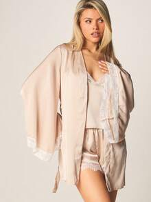 MISSGUIDED 奢华缎面短款睡袍，饰有精致蕾丝边和系带腰带，适合居家休闲和睡衣穿着。 - 香檳色 - 查看 1