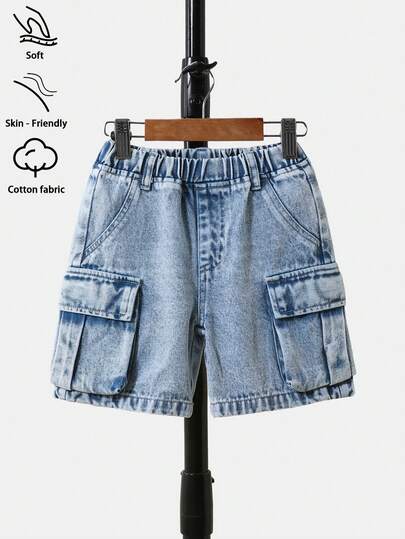 男童时尚风琴口袋牛仔百慕大短裤，轻盈透气，夏季新品，中度水洗牛仔蓝，休闲街头风设计，弹性腰带搭配风琴口袋装饰，宽松版型，棉质牛仔面料，适合日常穿着、派对、上学、通勤等场合，春夏新款。