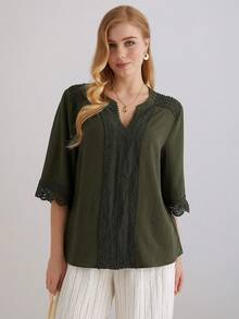 Parysyn بلوزة كاجوال للسيدات ذوات الحجم الكبير بلون أحادي مع تباين الدانتيل في الرقبة على شكل حرف V وأكمام قصيرة - أخضر عسكري - مشاهدة 6